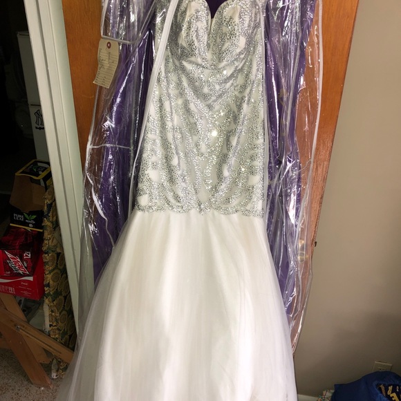 Alyce prom dress - Picture 2 of 6